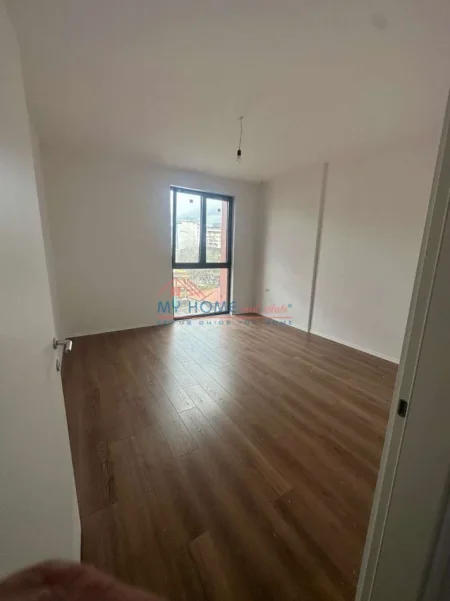 Shqiperi, jepet me qera zyre Kati 4, 80 m² 850 € (Rruga e Kavajes)