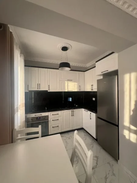Tirane, jepet me qera apartament 2+1+Ballkon Kati 3, 90 m² 600 € (Rruga Idriz Dollaku, Ali Demi, Tiranë)