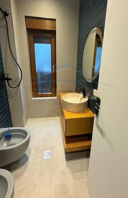 Tirane, jepet me qera Vile 3 Katshe Kati 0, 340 m² 3.000 € (teg)