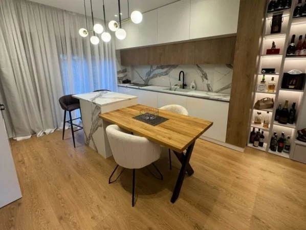 Tirane, jepet me qera Vile 3 Katshe Kati 0, 340 m² 3.000 € (teg)