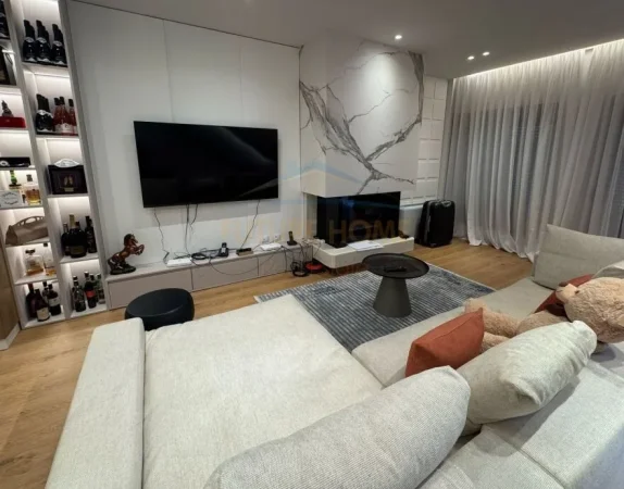 Tirane, jepet me qera Vile 3 Katshe Kati 0, 340 m² 3.000 € (teg)