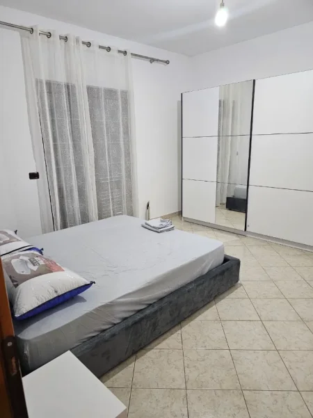 Tirane, jepet me qera apartament 2+1 Kati 1, 80 m² 370 € 