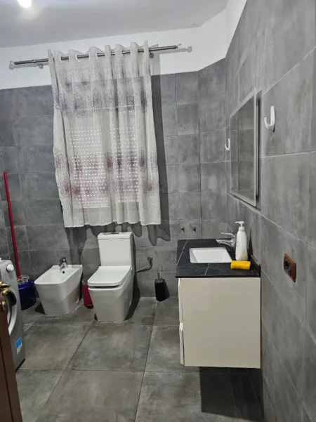 Tirane, jepet me qera apartament 2+1 Kati 1, 80 m² 370 € 