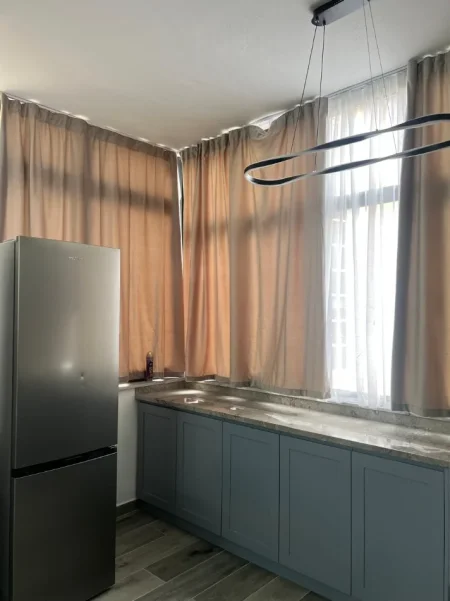 Tirane, jepet me qera apartament 1+1+Ballkon Kati 1, 60 m² 650 € (Bulevardi Zogu I)