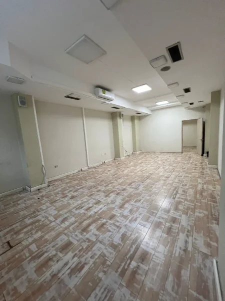 Tirane, jepet me qera zyre Kati 1, 200 m² 3.000 € (SELVIA)