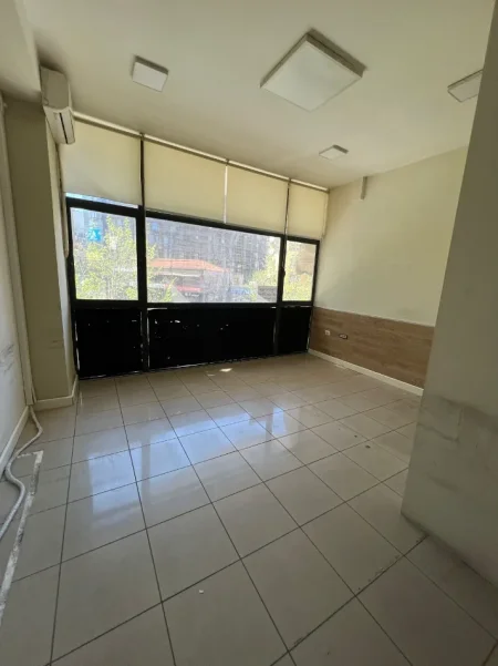Tirane, jepet me qera zyre Kati 1, 200 m² 3.000 € (SELVIA)