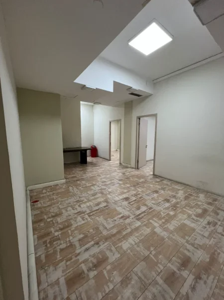 Tirane, jepet me qera zyre Kati 1, 200 m² 3.000 € (SELVIA)