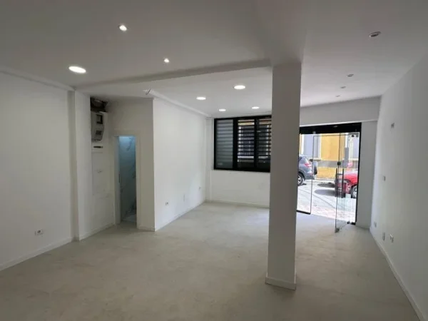 Tirane, jepet me qera zyre Kati 0, 42 m² 500 € (Rruga Fortuzi)