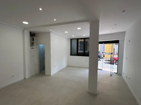 Tirane, jepet me qera zyre Kati 0, 42 m² 500 € (qender , sheshi skenderbej)