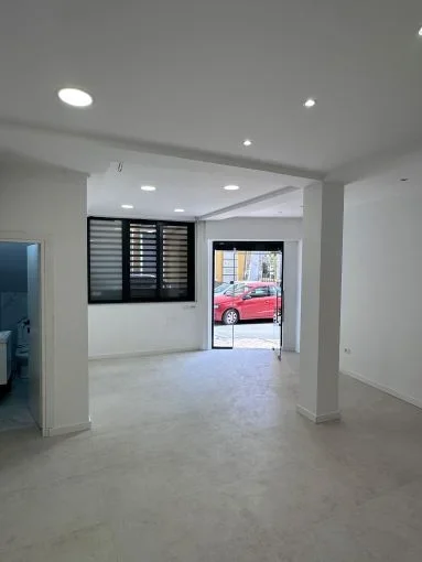 Tirane, jepet me qera dyqan Kati 0, 42 m² 500 € (Qender)
