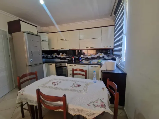 Tirane, jepet me qera apartament 1+1 Kati 4, 70 m² 450 € (Rruga Loni Ligori)