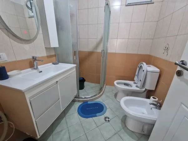 Tirane, jepet me qera apartament 1+1 Kati 4, 70 m² 450 € (Rruga Loni Ligori)