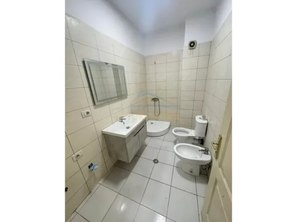 Tirane, shitet apartament 1+1 Kati 8, 70 m² 119.000 € (Unaza e re)