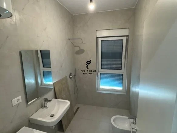 Tirane, jepet me qera apartament 1+1 Kati 1, 55 m² 450 € (ALI DEMI)