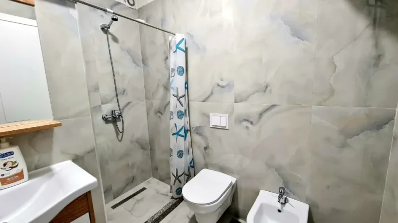Tirane, jepet me qera apartament 1+1 Kati 7, 64 m² 450 € (kinostudio , porcelan)