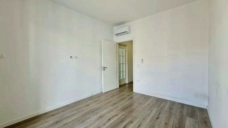 Tirane, jepet me qera apartament 1+1 Kati 7, 64 m² 450 € (Xhamlliku , Oxhaku)