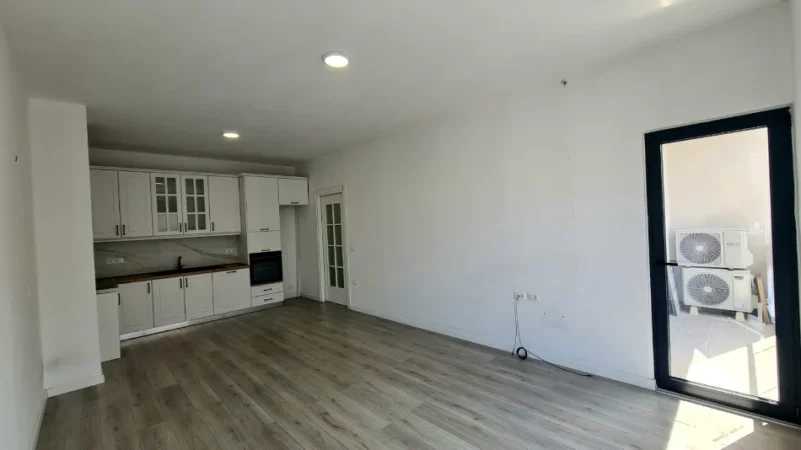 Tirane, jepet me qera ambjent biznesi Kati 7, 64 m² 450 € (kinostudio , porcelan)