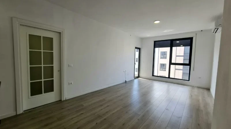 Tirane, jepet me qera zyre Kati 7, 64 m² 450 € (kinostudio , porcelan)
