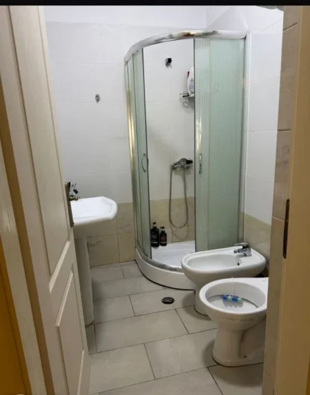 Tirane, jepet me qera apartament 2+1+Ballkon Kati 5, 96 m² 570 € (LIQENI I THATE)