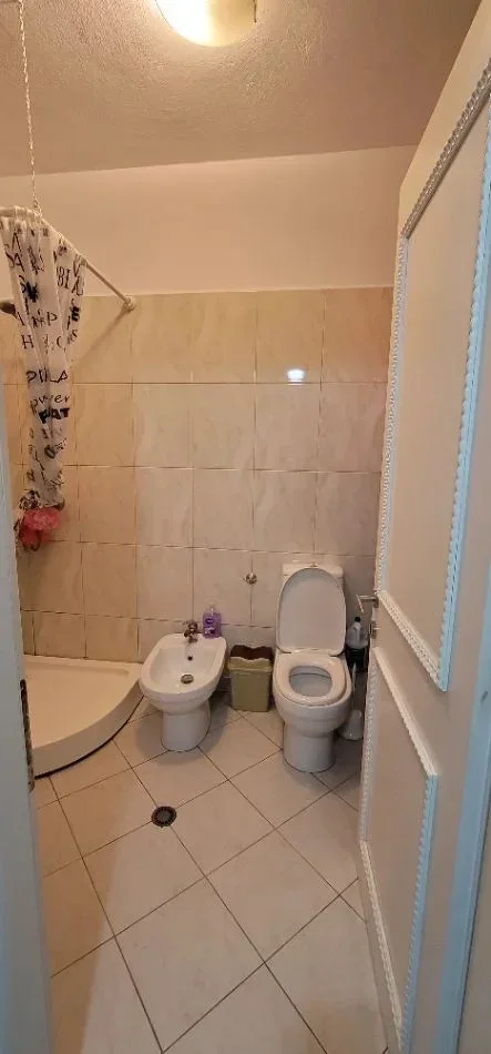 Tirane, jepet me qera hotel Kati 5, 60 m² 400 € (Marinaj Hotel)