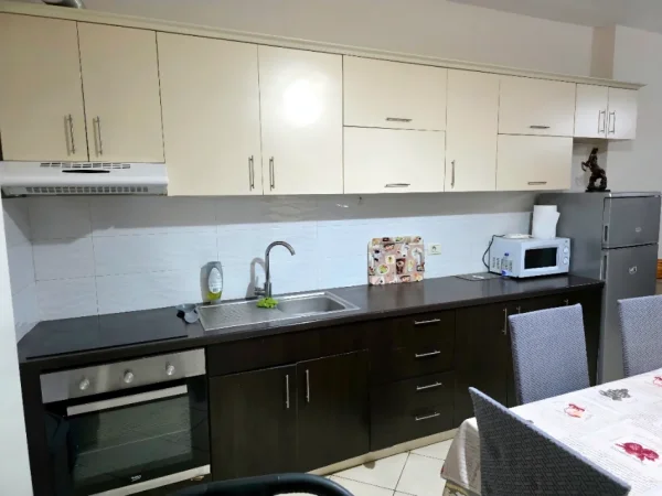 Tirane, jepet me qera apartament 1+1 Kati 7, 62 m² 380 € (Yzberisht)