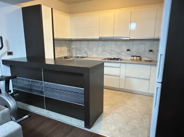 Tirane, jepet me qera apartament 2+1+Ballkon Kati 7, 102 m² 850 € (Rruga e Elbasanit)