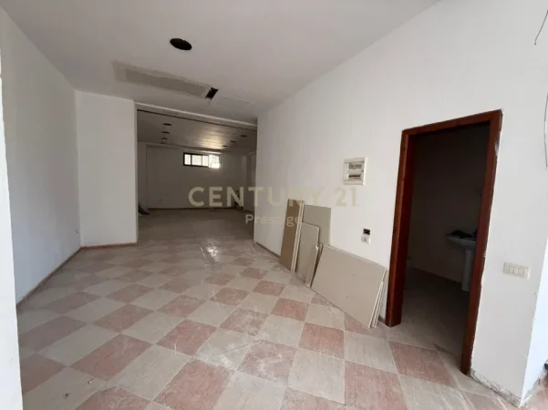 Tirane, jepet me qera ambjent biznesi Kati 1, 300 m² 2.000 € (Brryli)