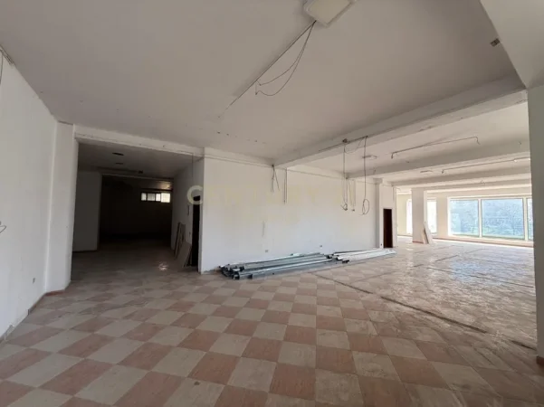 Tirane, jepet me qera ambjent biznesi Kati 1, 300 m² 2.000 € (Brryli)