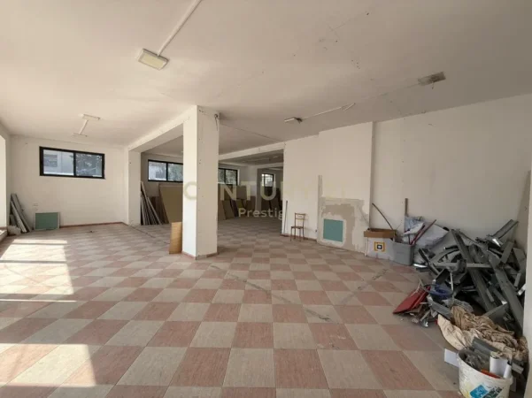 Tirane, jepet me qera ambjent biznesi Kati 1, 300 m² 2.000 € (Brryli)