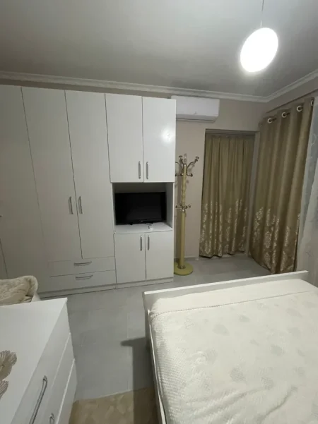 Tirane, jepet me qera apartament 1+1+Ballkon Kati 5, 60 m² 450 € 