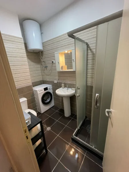 Tirane, jepet me qera apartament 1+1+Ballkon Kati 5, 60 m² 450 € 