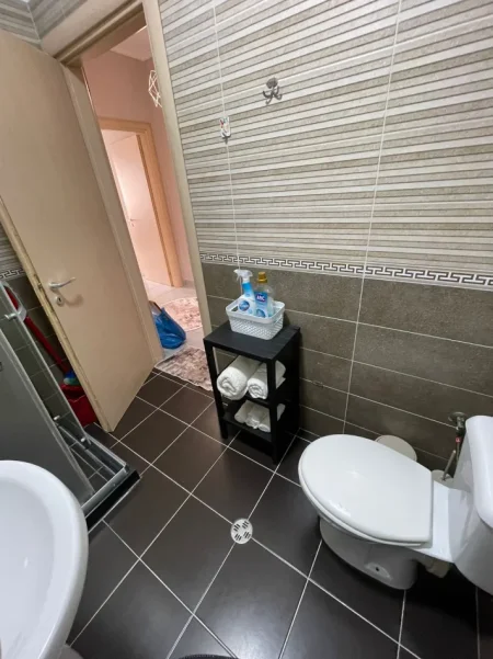 Tirane, jepet me qera apartament 1+1+Ballkon Kati 5, 60 m² 450 € 