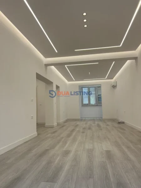 Tirane, jepet me qera ambjent biznesi , 90 m² 1.300 € (Rruga Barrikadave)