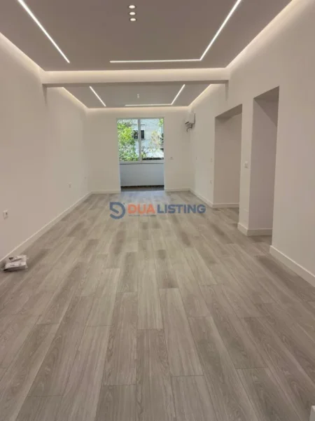 Tirane, jepet me qera ambjent biznesi , 90 m² 1.300 € (Rruga Barrikadave)