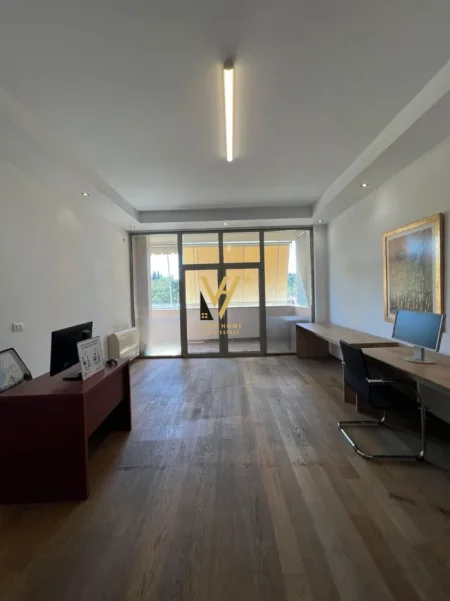 Tirane, jepet me qera zyre Kati 4, 132 m² 1.550 € (GARDA)