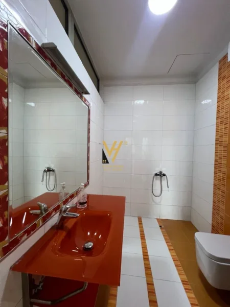 Tirane, jepet me qera zyre Kati 4, 132 m² 1.550 € (GARDA)