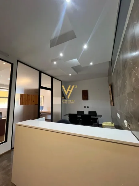 Tirane, jepet me qera zyre Kati 4, 132 m² 1.550 € (GARDA)