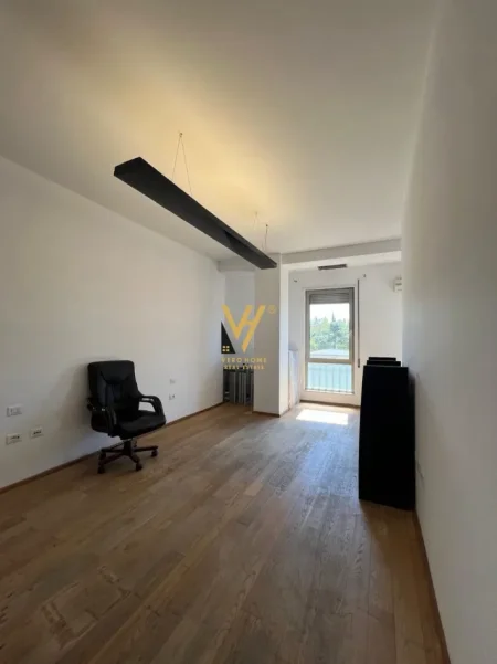 Tirane, jepet me qera zyre Kati 4, 132 m² 1.550 € (GARDA)