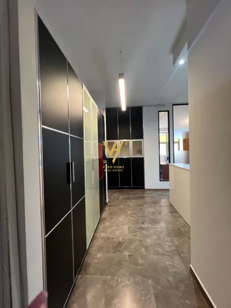 Tirane, jepet me qera zyre Kati 4, 132 m² 1.550 € (GARDA)