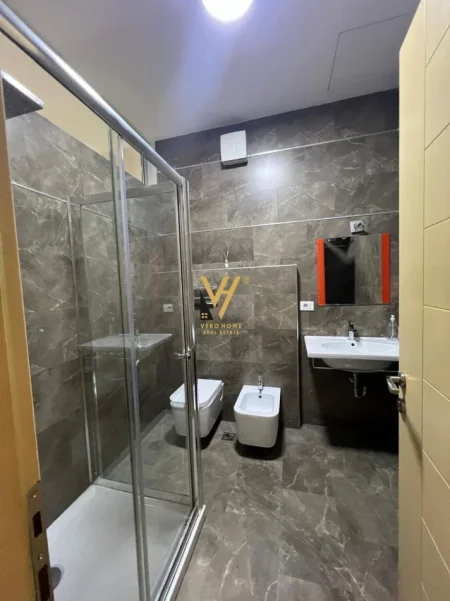 Tirane, jepet me qera zyre Kati 4, 132 m² 1.550 € (GARDA)