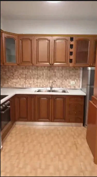 Jepet me qera apartament 1+1, Kati 4 me ashensor, 350 €, ne Fresk, rruga Muhamet Deliu