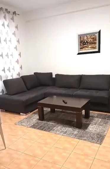 Jepet me qera apartament 1+1, Kati 4 me ashensor, 350 €, ne Fresk, rruga Muhamet Deliu