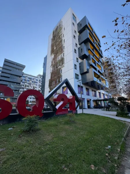 Tirane, jepet me qera apartament 2+1 , 1.200 € (rruga e kavajes , 21 dhjetori)