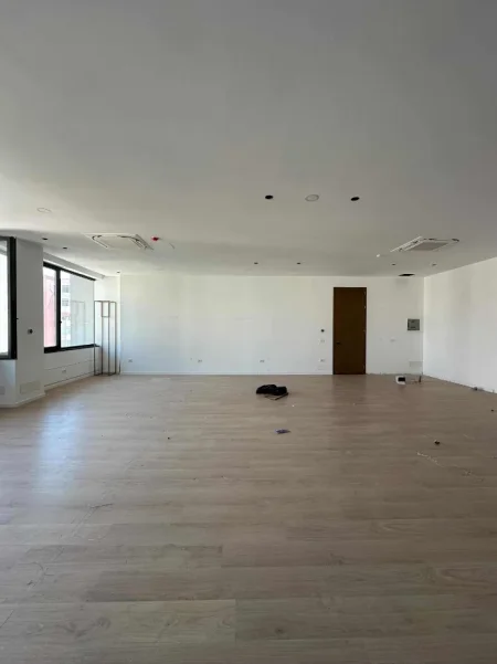 Tirane, jepet me qera ambjent biznesi Kati 5, 140 m² 2.380 € (Kompleksi Delijorgji)