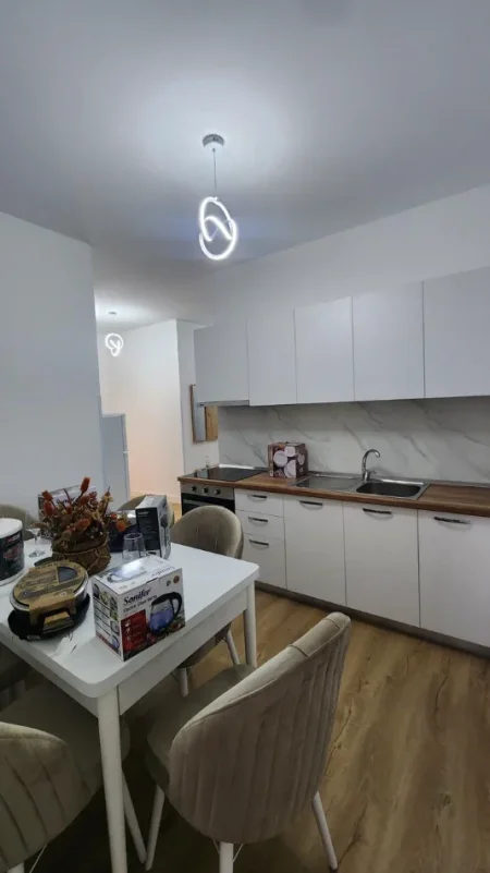 Tirane, jepet me qera apartament 1+1 , 85 m² 700 € 