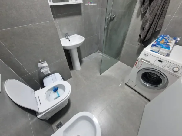 Tirane, jepet me qera apartament 1+1+Ballkon Kati 4, 70 m² 470 € (sokrat miho)