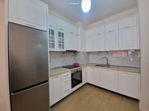 Tirane, jepet me qera apartament 1+1+Ballkon Kati 4, 70 m² 470 € (sokrat miho)