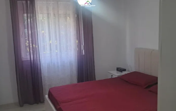 Tirane, jepet me qera apartament 1+1+Ballkon Kati 3, 60 m² 500 € (VARRI BAMIT)