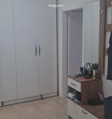 Tirane, jepet me qera apartament 1+1+Ballkon Kati 3, 60 m² 500 € (VARRI BAMIT)