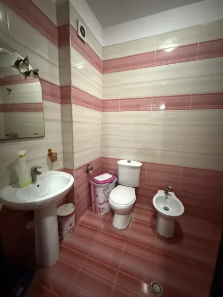 Tirane, jepet me qera apartament 1+1 Kati 7, 70 m² 350 € (YZBERISHT)